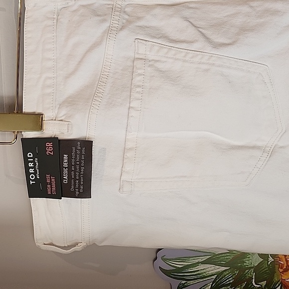 Torrid - Mom Straight Vintage Stretch High-Rise Jean in Optic White - Picture 6 of 13